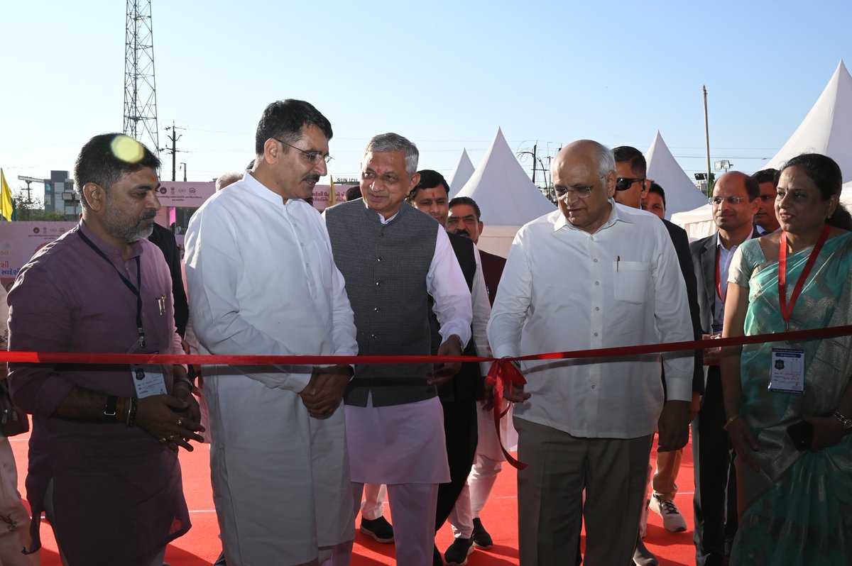 માન. મુખ્યમંત્રીશ્રી <a href="/CMOGuj/">CMO Gujarat</a> એ રામલીલા મેદાન, પાલનપુર ખાતેથી "સ્વદેશી ઉત્પાદનોને પ્રોત્સાહન"ના અભિયાનને ગતિ આપતા "સશક્ત નારી મેળા"નો પ્રારંભ કર્યો હતો અને સ્વ સહાય જૂથોની બહેનો સાથે સંવાદ પણ કર્યો હતો.
