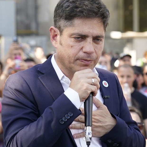 clarincom's tweet photo. KICILLOF PONE EN MARCHA SU PROYECTO PRESIDENCIAL EN MEDIO DE LA DISPUTA POR LA DEUDA

Mientras reclama a Nación autorización para endeudarse por más de 3.500 millones de dólares, el gobernador comienza a construir un armado nacional para enfrentar a Milei en 2027, fuera del PJ y lejos de Cristina.

Busca ordenar el peronismo bonaerense tras el final del mandato de Máximo Kirchner y tejer vínculos con gobernadores, intendentes, sindicatos y organizaciones para crear una red que exceda al peronismo y marque distancia de La Cámpora.

(+) en Clarín: https://t.co/h8av4TUz1o