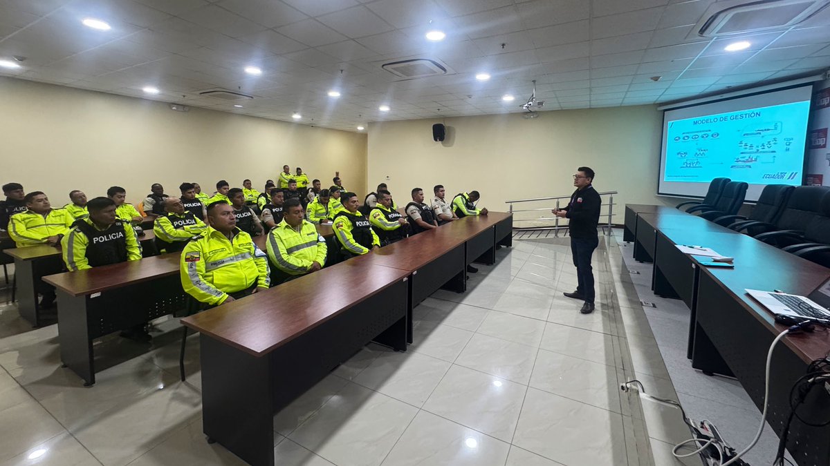 ecu911Ibarra's tweet photo. #Tulcán | Equipos técnicos de Operaciones, Estadística y Planificación del @ECU911_ lideraron una reunión interinstitucional con personal de @PoliciaEcuador #Carchi 👮🏻‍♂️👮🏻‍♀️que trabaja en territorio. 

Los efectivos policiales conocieron detalles del modelo de gestión de la Central de Emergencias, con el objetivo de fortalecer la atención, los tiempos de respuesta y analizar las estadísticas reflejadas sobre alertas ciudadanas, en los 6️⃣ cantones de la Provincia.

#ECU911BrindaSeguridadIntegral