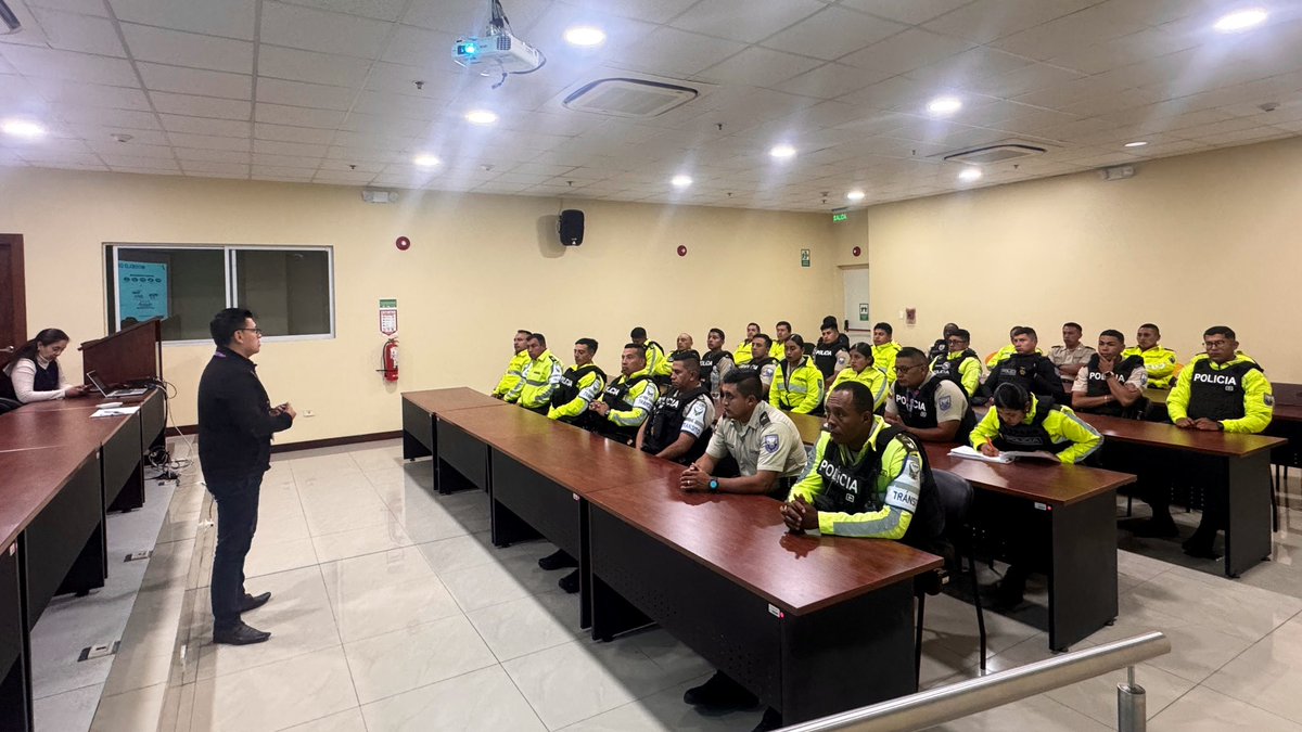 ecu911Ibarra's tweet photo. #Tulcán | Equipos técnicos de Operaciones, Estadística y Planificación del @ECU911_ lideraron una reunión interinstitucional con personal de @PoliciaEcuador #Carchi 👮🏻‍♂️👮🏻‍♀️que trabaja en territorio. 

Los efectivos policiales conocieron detalles del modelo de gestión de la Central de Emergencias, con el objetivo de fortalecer la atención, los tiempos de respuesta y analizar las estadísticas reflejadas sobre alertas ciudadanas, en los 6️⃣ cantones de la Provincia.

#ECU911BrindaSeguridadIntegral
