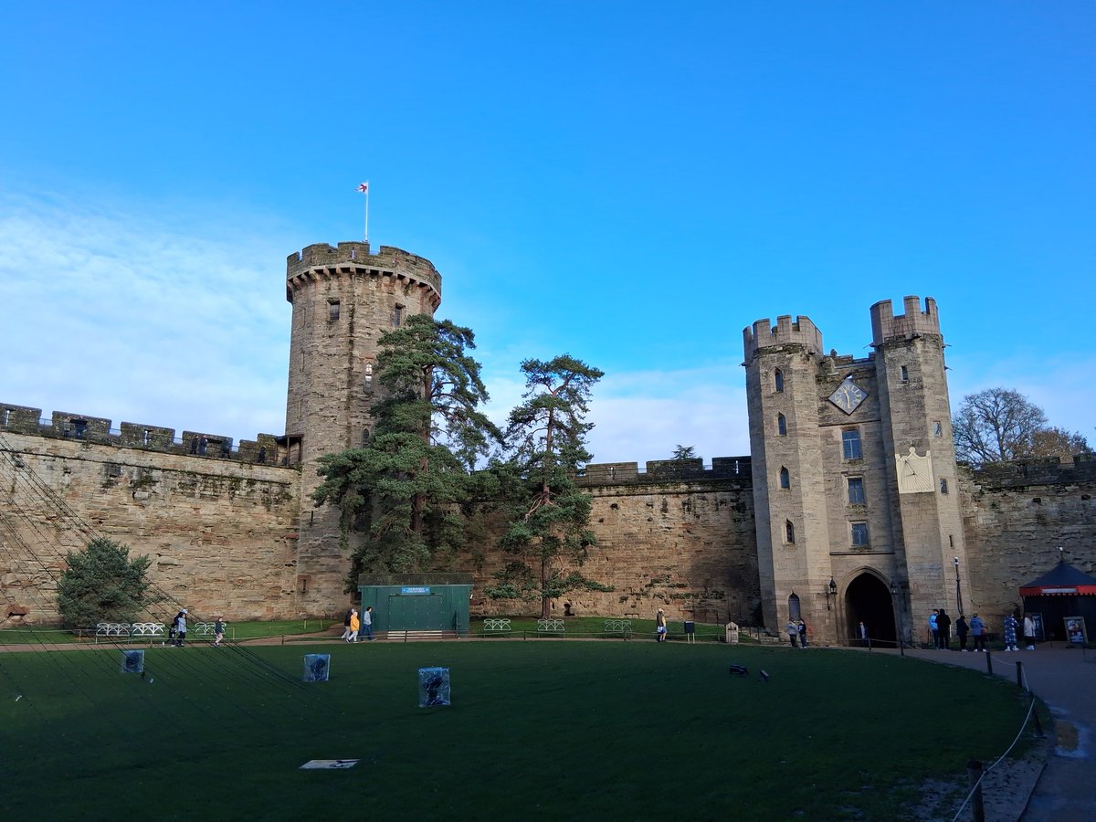I've made it to Warwick Castle! Home of the Kingmaker! Or, as I prefer to call him, the Troublemaker! Couldn't find a cream tea in town, though. #prioriteas