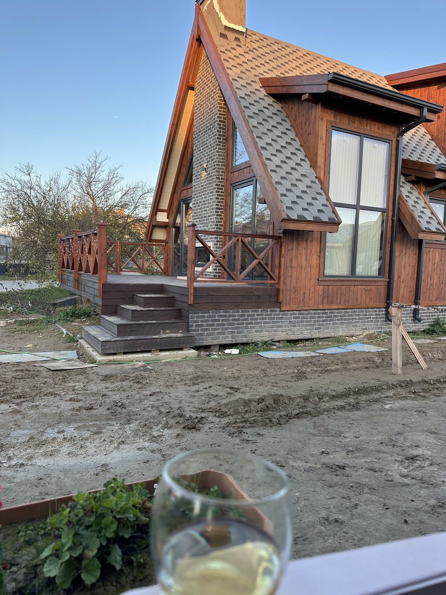 Cemal süreyya’nın ;
“Pencereniz kirliydi, gördüğünüz her insana çamur attınız” dediği çağdayız!
#iyiakşamlar