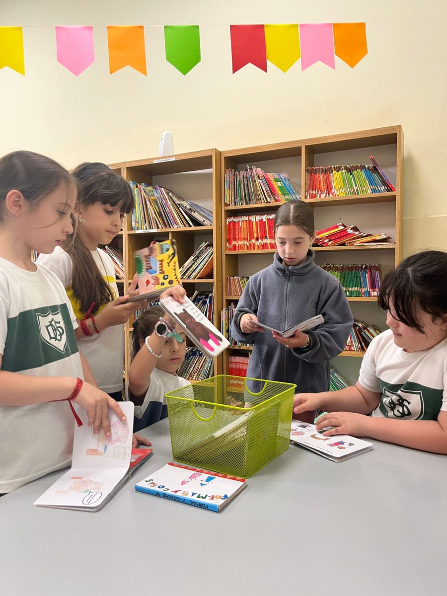 bdslibrary's tweet photo. Gracias por un año colmado de momentos compartidos.📚

En adelante nos encontramos en BDS Connect📱

¡Buenas vacaciones queridos lectores! https://t.co/foJBDt6a5D