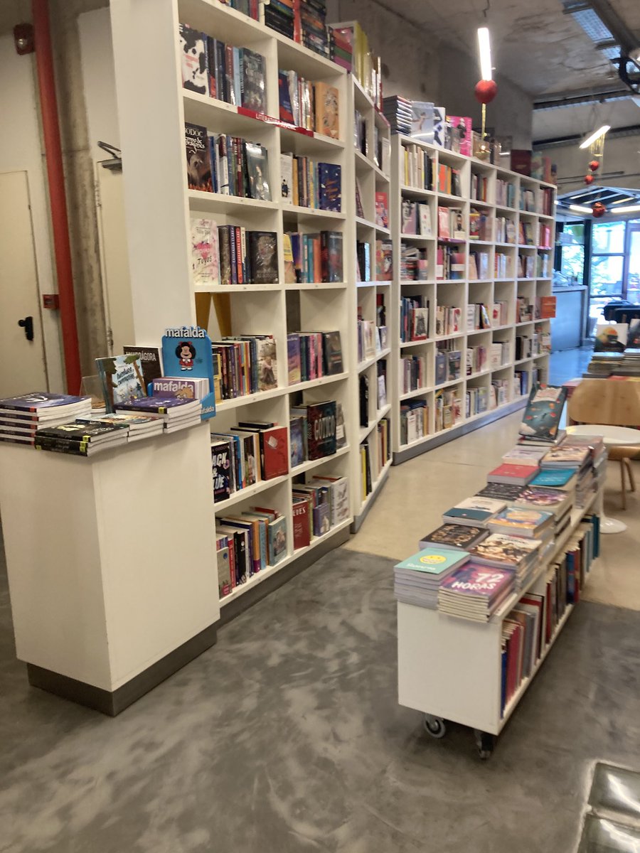 Thetortu11's tweet photo. No suelen llamarme la atención las librerías modernas. Pero la del Fondo de Cultura Económica de plaza Armenia me pareció una locura. ¡Y que buenos libros tienen! https://t.co/k4EnN01I30