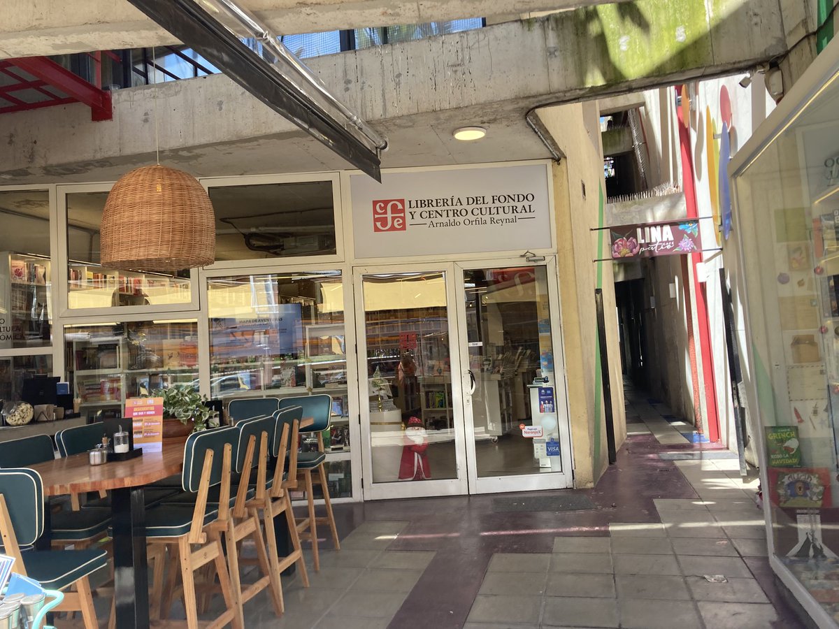 Thetortu11's tweet photo. No suelen llamarme la atención las librerías modernas. Pero la del Fondo de Cultura Económica de plaza Armenia me pareció una locura. ¡Y que buenos libros tienen! https://t.co/k4EnN01I30