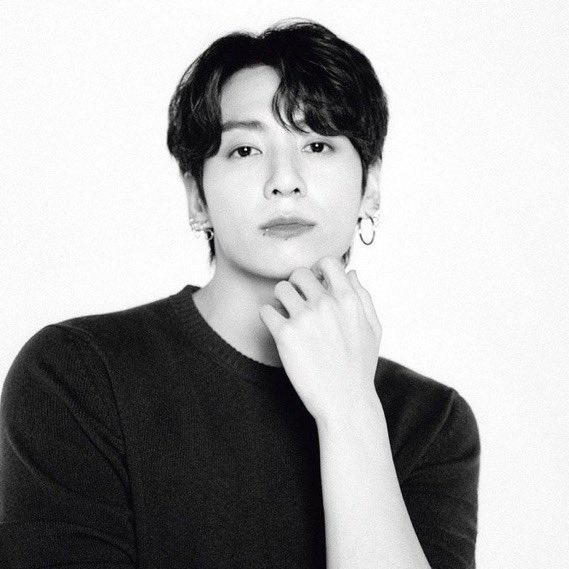 WORLDMUSICAWARD's tweet photo. Chanel Creative Director for Fragrances & Beauty on new Global Ambassador #Jungkook: 
“We’re delighted to welcome Jung Kook. His talent, artistic commitment and bold self-expression embody the spirit of CHANEL. He’s a true inspiration for a new generation, bringing creativity and passion wherever he goes.”  👏🕺🏻🆕🌎🤝ↃC✨👑🤍🖤💜

#JungkookForChanelBeauty