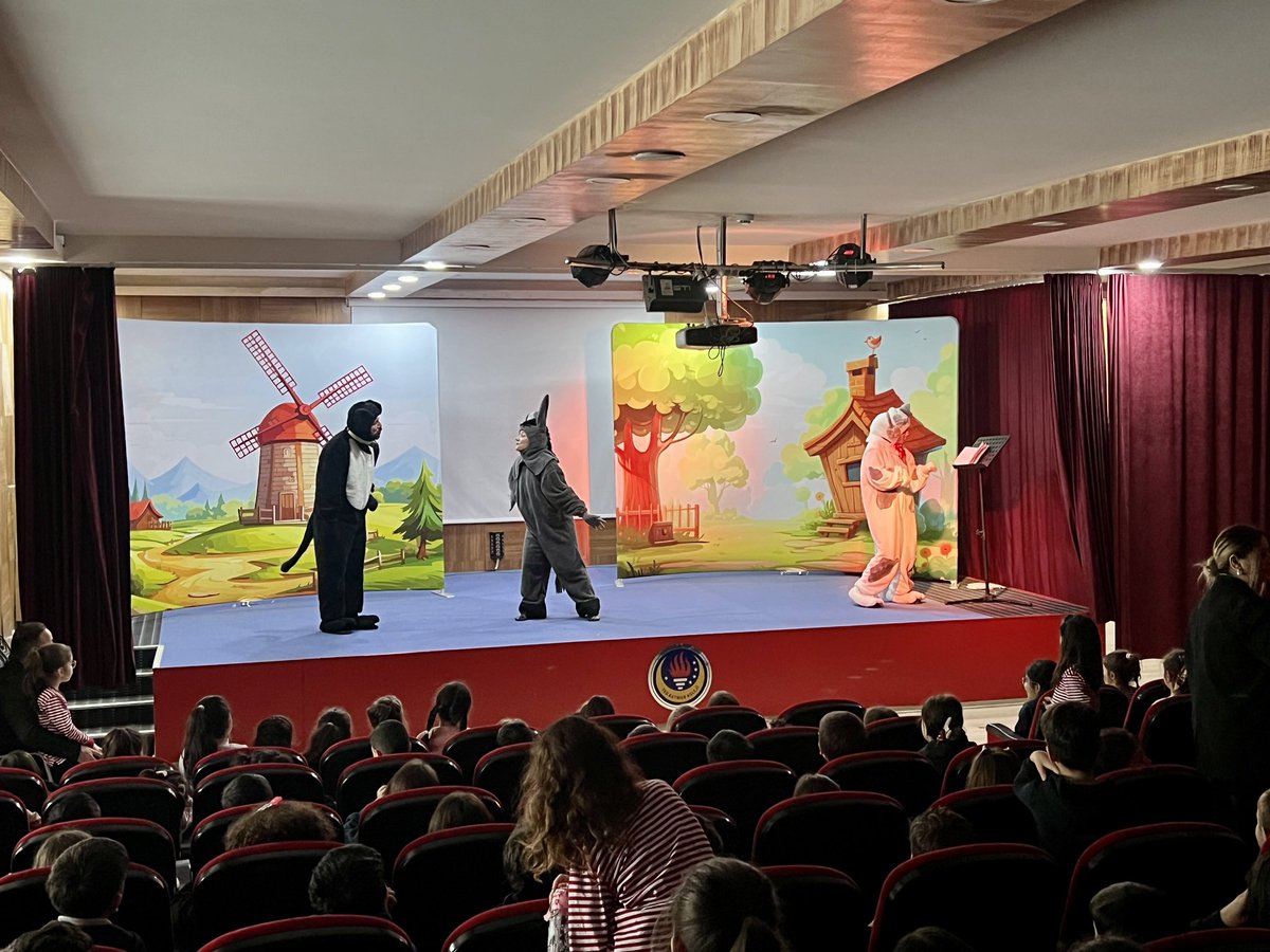 Kampüsümüzde “Bremen Mızıkacıları” Tiyatrosu Sahnelendi 🎭

Bugün kampüsümüzde, ilkokul öğrencilerimize yönelik olarak “Bremen Mızıkacıları” adlı keyifli ve eğitici tiyatro oyunu sahnelendi.