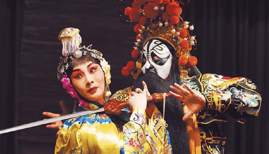 搭台的是帮凶，唱戏的是疯子，看戏的是傻子，做戏的才是主谋。