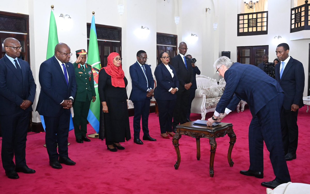ikulumawasliano's tweet photo. Rais wa Jamhuri ya Muungano wa Tanzania, Mhe. Dkt. Samia Suluhu Hassan akipokea Hati za Utambulisho kutoka kwa Balozi Mteule wa Jamhuri ya Slovakia hapa nchini Mhe. Ivan Lancaric, Ikulu Chamwino mkoani Dodoma tarehe 11 Desemba 2025. https://t.co/skHThCdDoU