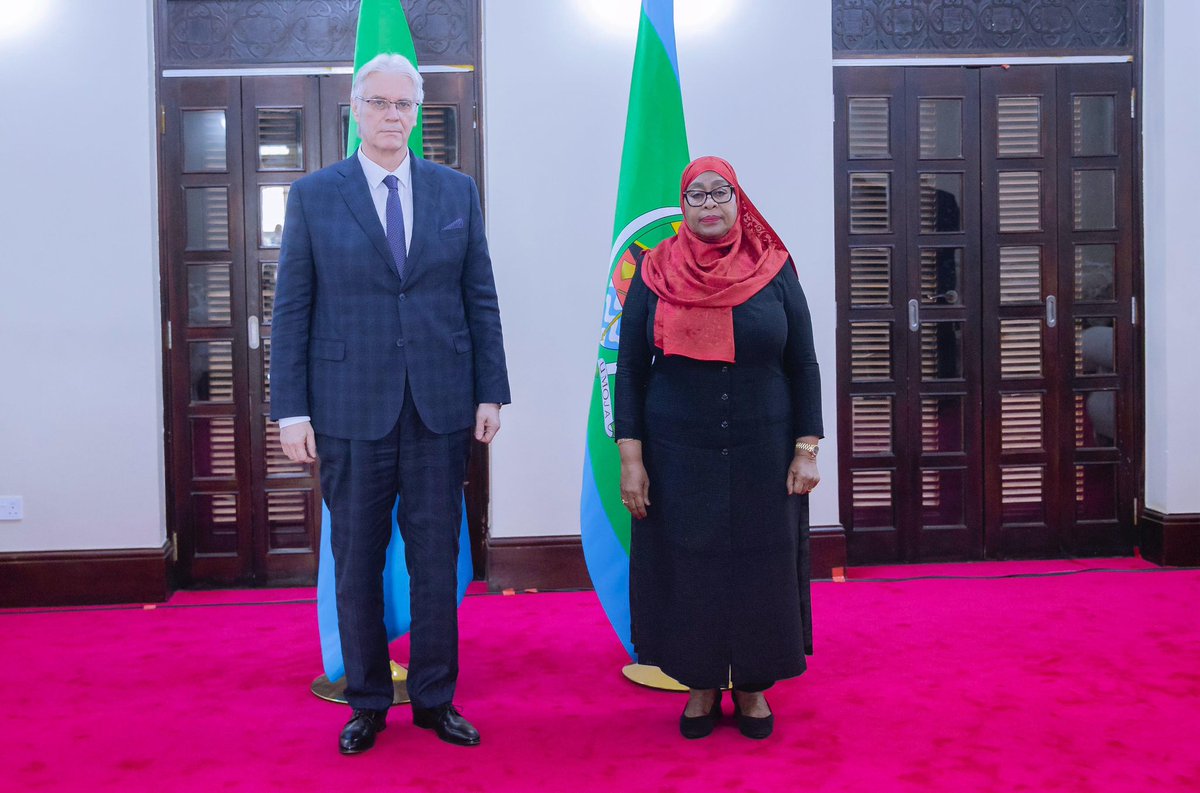 ikulumawasliano's tweet photo. Rais wa Jamhuri ya Muungano wa Tanzania, Mhe. Dkt. Samia Suluhu Hassan akipokea Hati za Utambulisho kutoka kwa Balozi Mteule wa Jamhuri ya Slovakia hapa nchini Mhe. Ivan Lancaric, Ikulu Chamwino mkoani Dodoma tarehe 11 Desemba 2025. https://t.co/skHThCdDoU