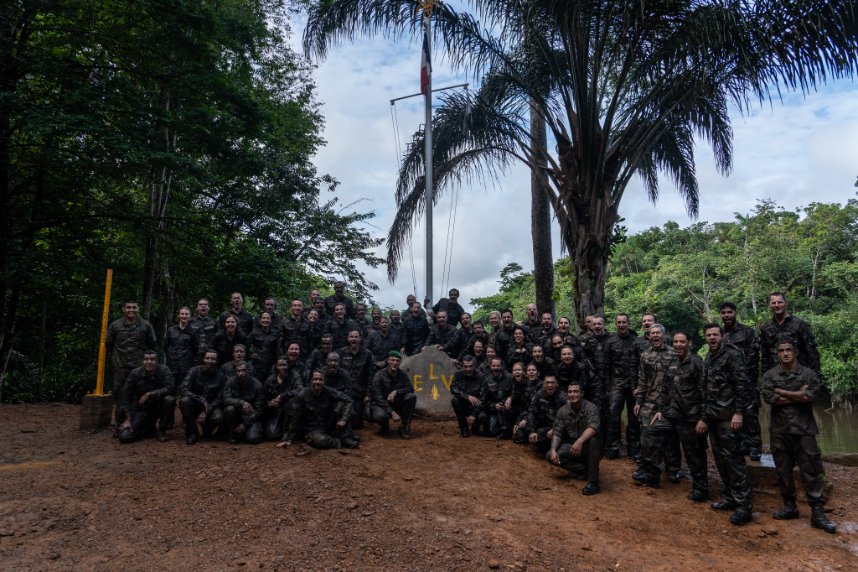 Chefdecorps3REI's tweet photo. L’#IHEDN en immersion au #3REI 🇫🇷🌿
Une semaine pour découvrir les opérations #Harpie & #Titan, la formation jungle au #CEFE, la piste Pécari en mangrove et les capacités opérationnelles du régiment déployées dans le cadre de la mission de protection du Centre spatial guyanais. https://t.co/nXw7bEMHVv