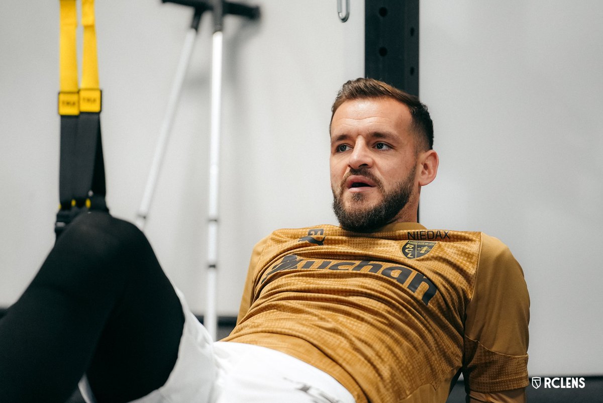 RCLens's tweet image. Un visage qui fait plaisir à voir 😁

De retour à La Gaillette Gervais Martel après quelques jours de convalescence, Jonathan Gradit entame une phase d'entretien physique précédant un long processus de rééducation. 💪

#FiersDEtreLensois