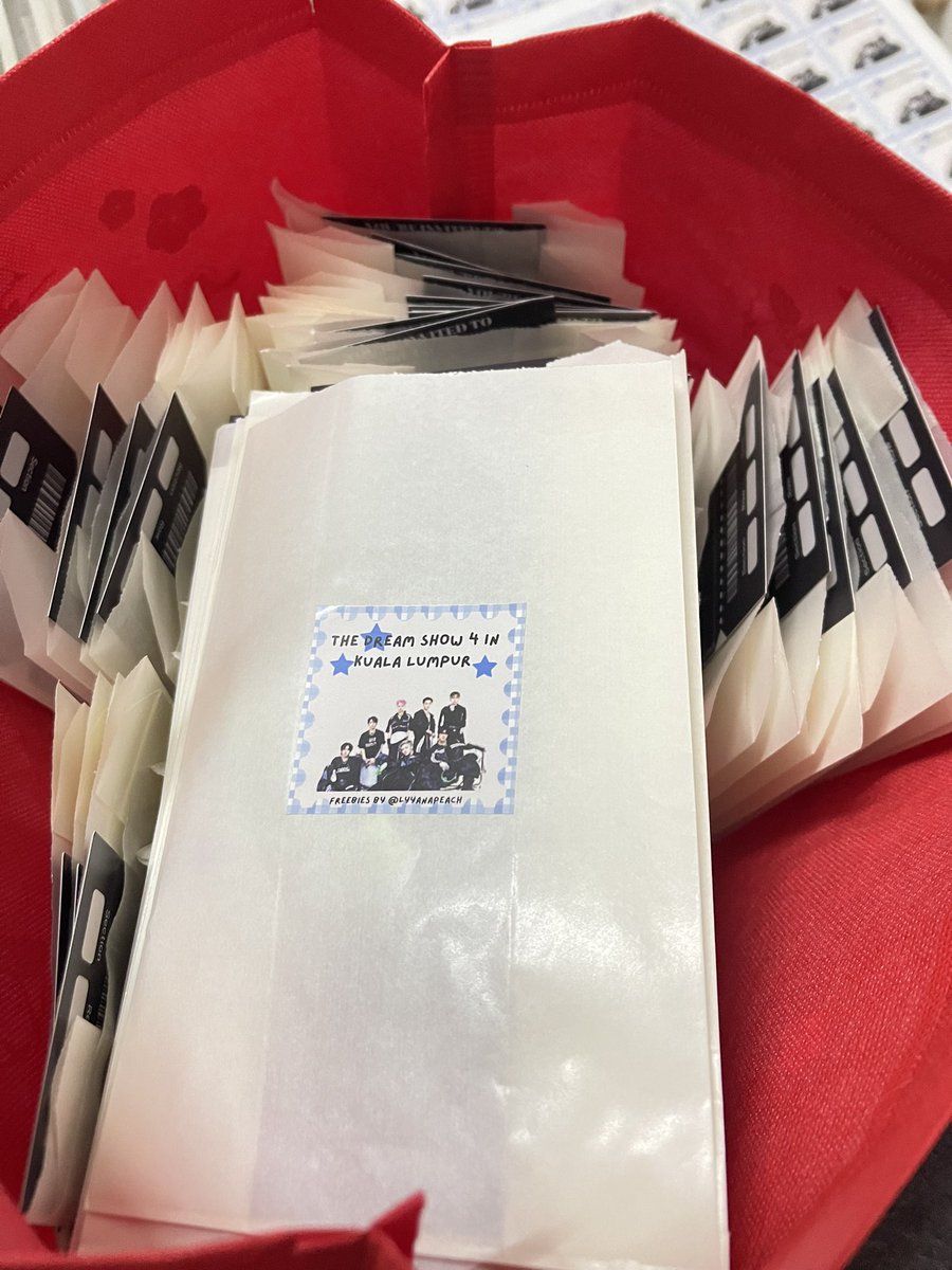 LyyaNaPeach's tweet image. The Dream Show 4 in Kuala Lumpur💚

Freebies by @LyyaNaPeach 

Date: 13/12 &amp;amp; 14/12
Time: around 12 above

How to claim:
🦋 rt &amp;amp; like 
🦋 find me &amp;amp; say 'hi' 
🦋 just tell me if u want Jaemin id photo
🦋 please do not throw or resell