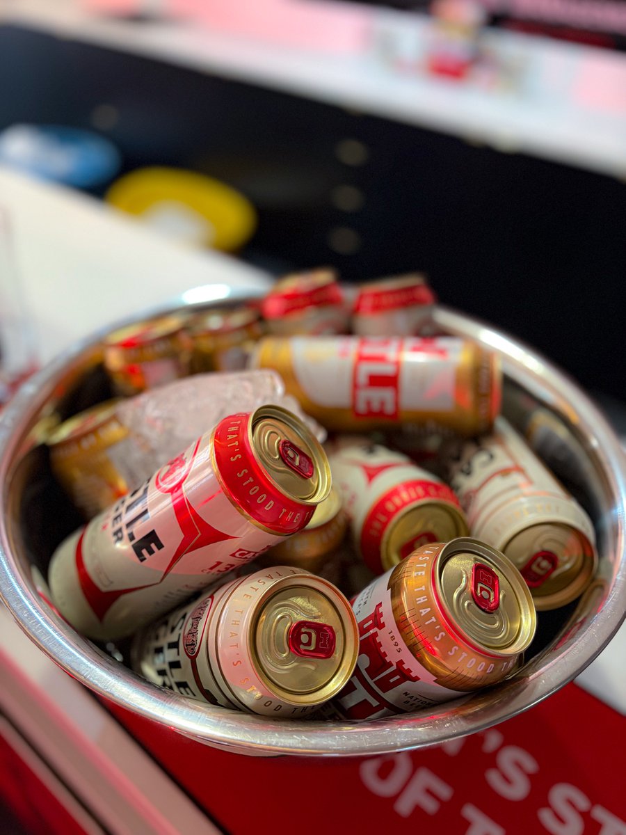 Thandoo_M's tweet photo. #RallyYourSquad Castle Lager doing the most! #dlalacastle https://t.co/yoV4XxfnAT
