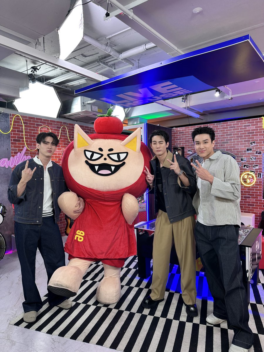 GMMTV's tweet image. #GMMTVLiveHouse 
วันนี้มาแล้ว “ฟอส บุ๊ค และTomafox” พร้อมเมาท์สุดๆ  แล้วมาเจอกันจ้า 🦊

YT : youtube.com/live/9I7ZVES-a…
TT : vt.tiktok.com/ZSHw5oRnFsNDs-…

GMMTV Live House ทุกวันอังคาร และ พฤหัสบดี สัปดาห์นี้ เวลา 21:30 น. ทาง Youtube และ TikTok : GMMTV
#GMMTV
@Nneo_neos @fforcejs…