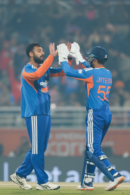 Varun Chakaravarthy gets the prized wicket of QDK!