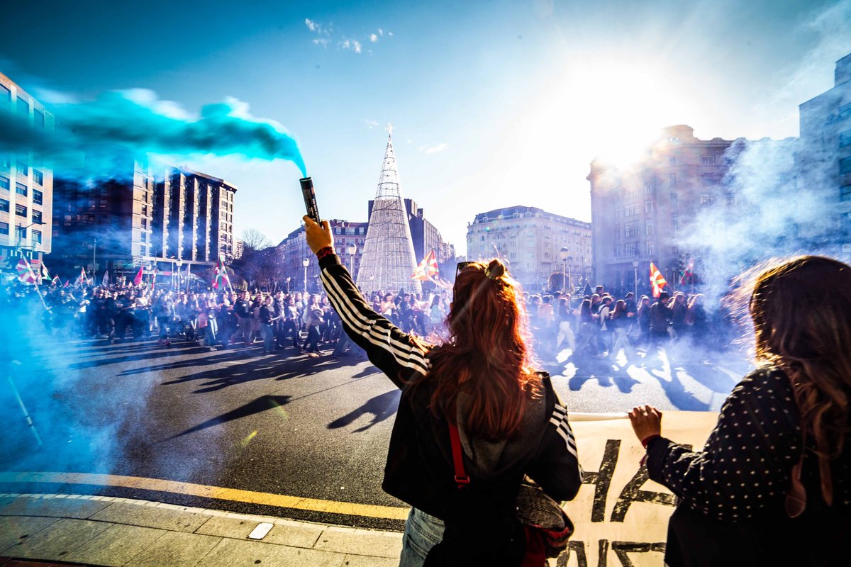 Milaka ikaslek kaleak hartu ditugu hezkuntza euskaldun baten alde. 

Ikasgelak hustu eta Hego Euskal Herriko hiriburuak bete ditugu beste behin.                        

Borrokan jarraituko dugu Euskal Herri osoan, hezkuntza sistema euskaldun propio bat izan arte.