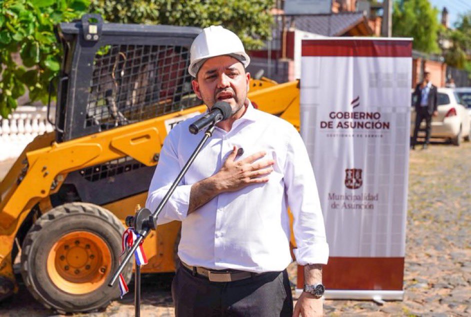 ℹ️NFO. Dan inicio a plan de asfaltar cuadras. <a href="/luisbello_asu/">Luis Bello</a>, intendente de Asunción, estuvo
por el Barrio San Pablo, donde
se iniciarán la pavimentación de 100 cuadras.