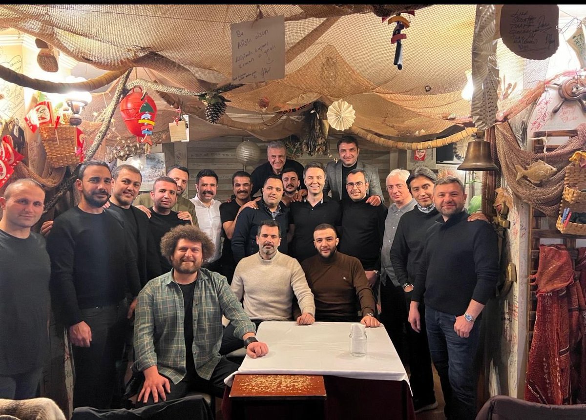 dilekgungor_'s tweet photo. Vay. Kimler kimlerle beraber? Habertürk’teki uyuşturucu operasyonuna bu ‘derin’ fotoğraf damga vuracak.Gizli tanık ifşa etmiş.Duyduğuma göre, Ela Rümeysa Cebeci’nin telefon kayıtları da ekonomi, spor,siyaset,magazin dünyasında deprem yaratacak.Bu dosya siyasi Susurluk olmaya aday https://t.co/nr74xxJyOR