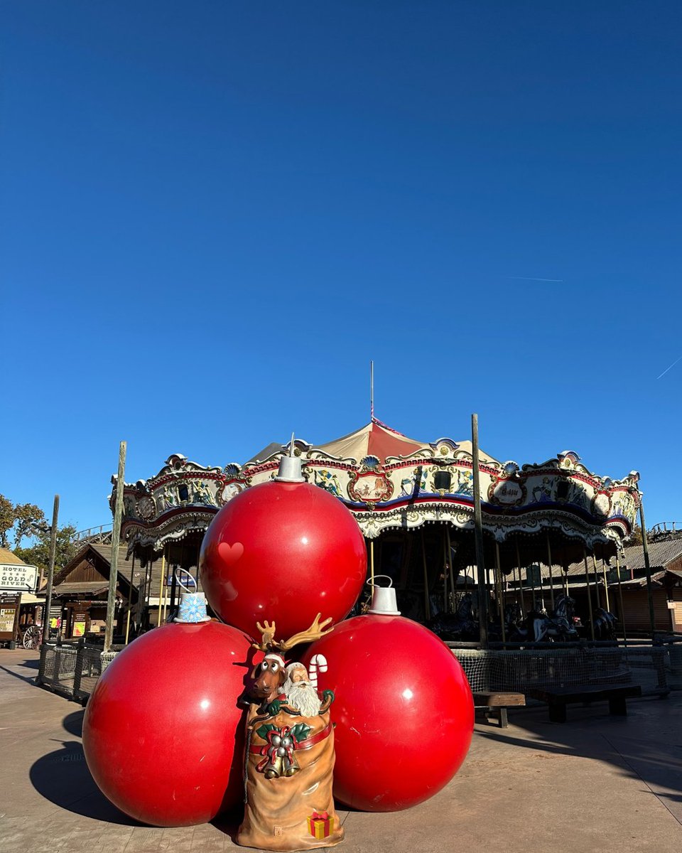 C'est parti pour le CHRISTMAS CHALLENGE ! 😜🎄 Quels sont les 3 emojis cachés dans ces images ? 👀 Donne-les en commentaire, mais sans dire où ils se trouvent 🤫⁣