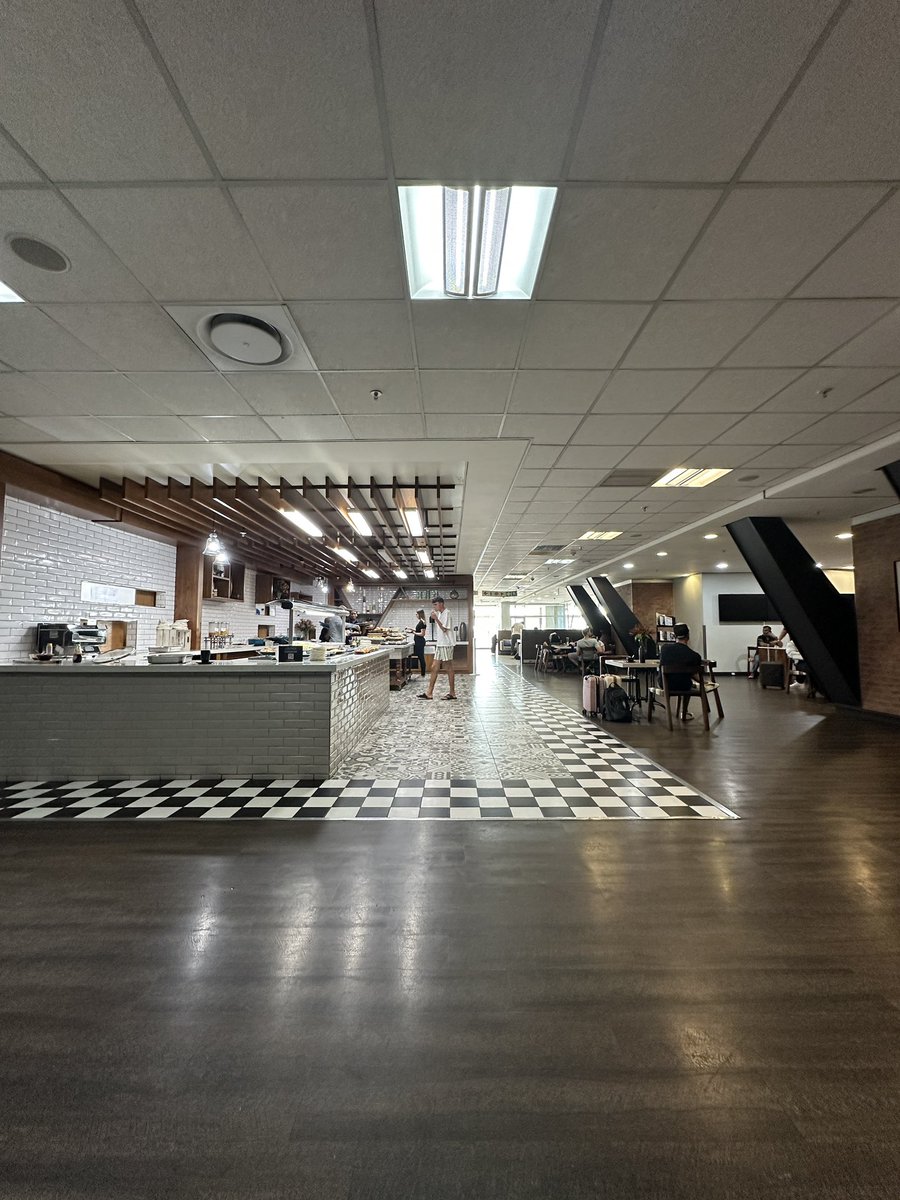 PoshBergie's tweet image. Not gonna lie - The Investec/Discovery lounge at OR Tambo Airport (creatively called The Lounge) is pretty #kak. Floor area: 5% crappy food, 35% seating area, 60% open walking area 🤷🏽‍♂️ They’re in a race to the bottom with Bidvest (they may just have the edge I suspect)