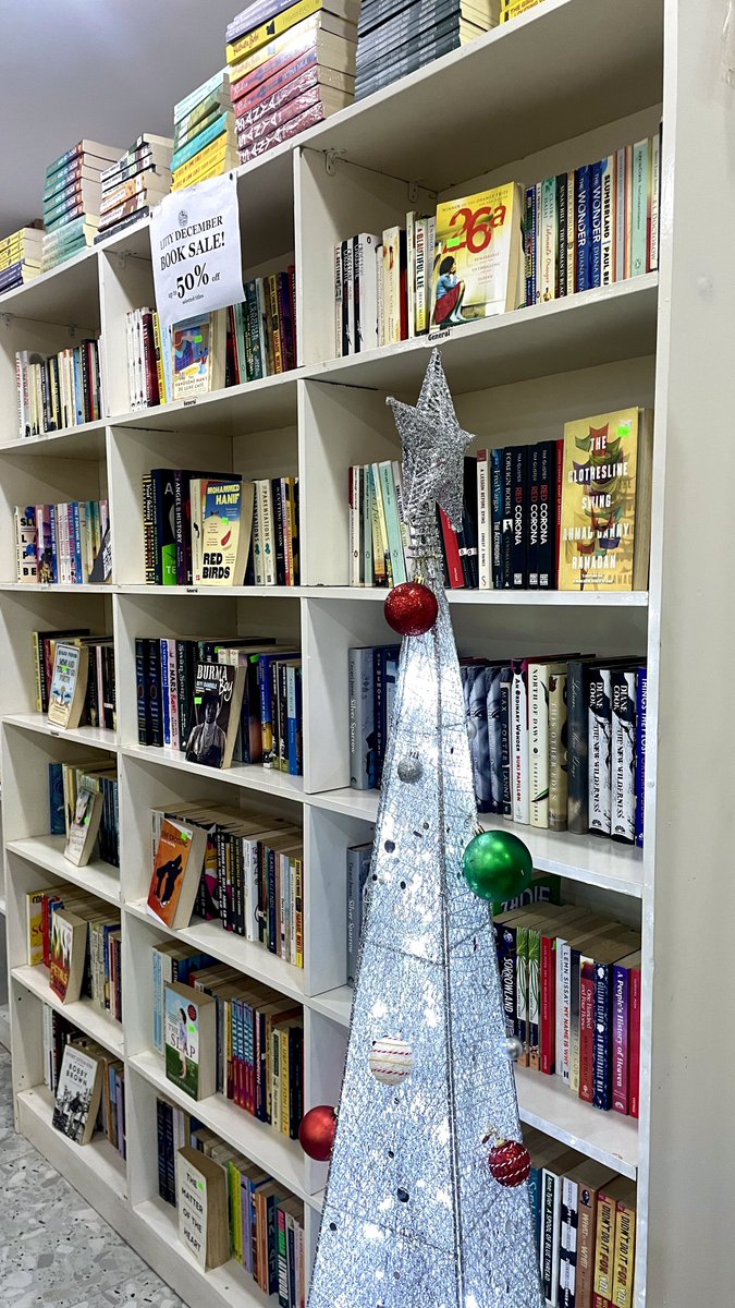 aadunolowosibi's tweet image. My man decided to surprise me this morning and take me to a bookstore to go buy books🤭🤭🤭

I was able to get books I’ve always wanted and it made me so happy. Can’t stop smiling tbh 😂😂😂🥰🥰