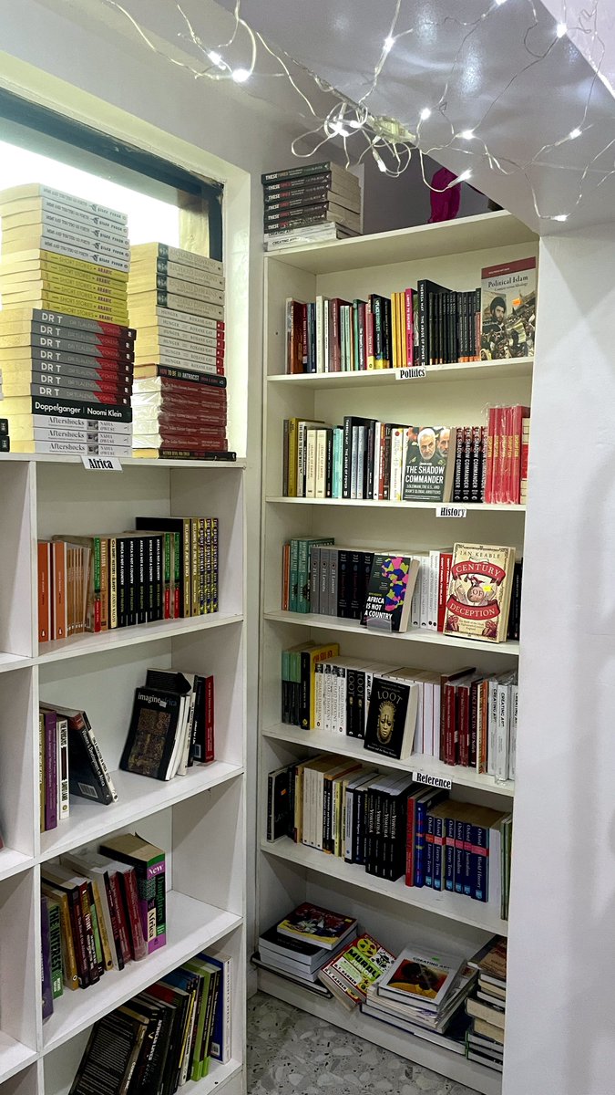 aadunolowosibi's tweet image. My man decided to surprise me this morning and take me to a bookstore to go buy books🤭🤭🤭

I was able to get books I’ve always wanted and it made me so happy. Can’t stop smiling tbh 😂😂😂🥰🥰