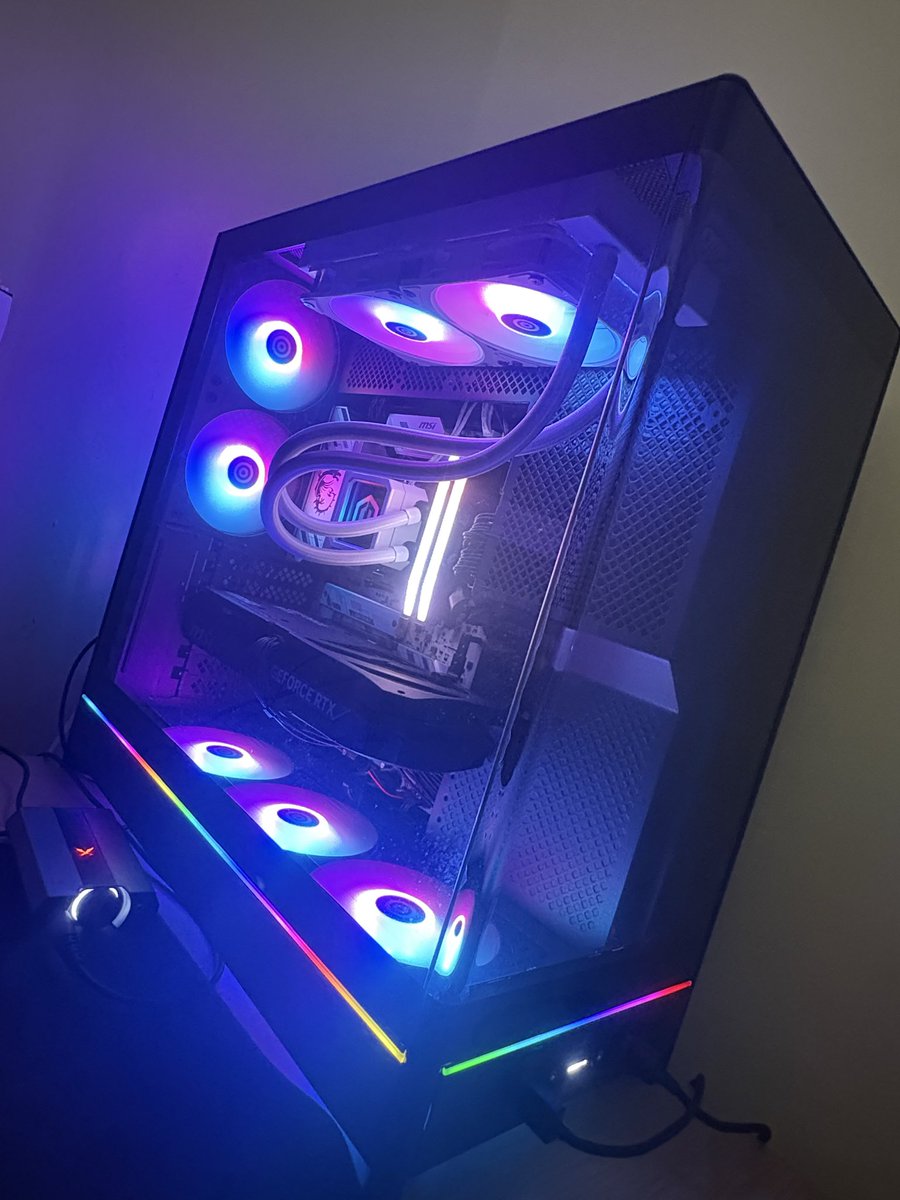 FlashyyEU's tweet image. New toy, can finally play warzone without my pc having a fit 🙏🏻