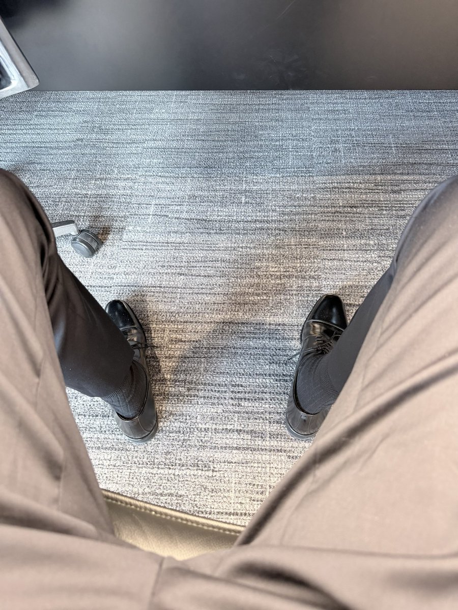 到深圳之后就是喜欢穿一点正装