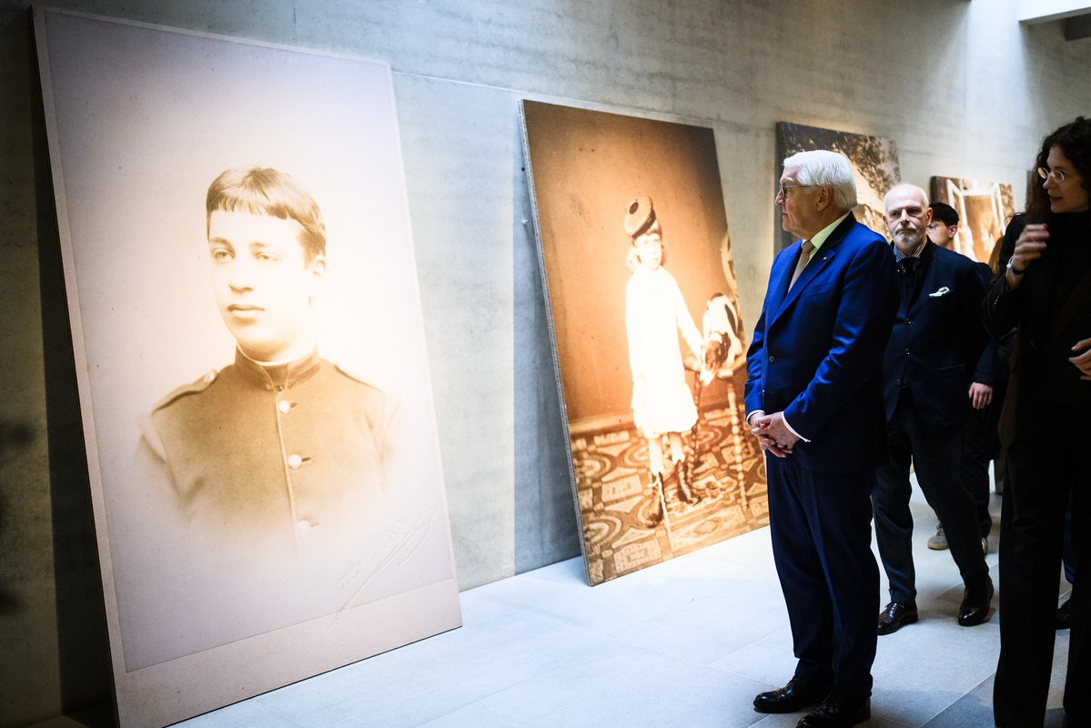 "Rilke war ein Kosmopolit." BPr #Steinmeier besuchte die Rilke-Ausstellung im DLA Marbach und zeigte sich tief beeindruckt. Die Schau eröffnet neue Perspektiven auf den europäisch geprägten Dichter – nicht nur als stillen Schreiber, sondern auch als gut vernetzten Autor.