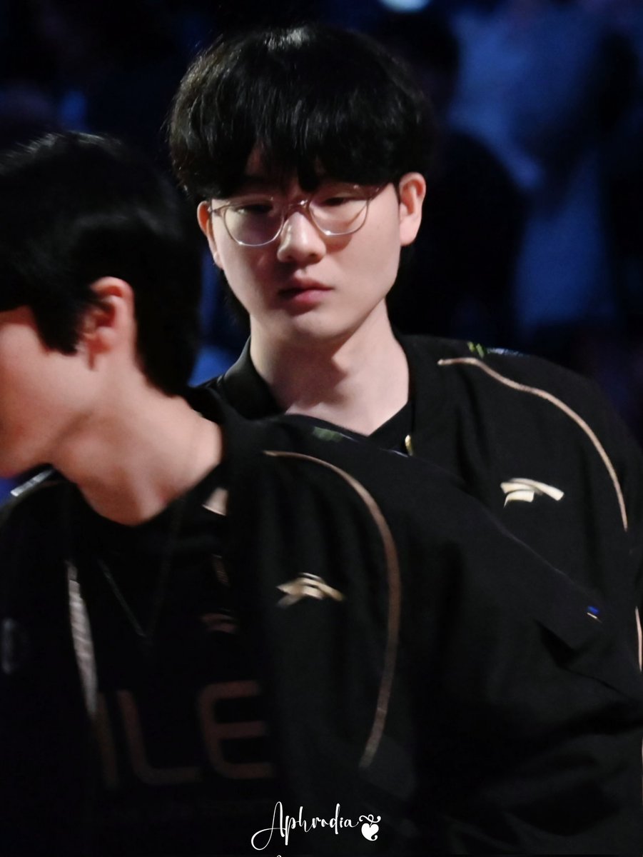 "拖着过去的人要道别，
下一段路会好一点。"
#한왕호 #피넛 #peanut
#바이퍼 #박도현 #Viper