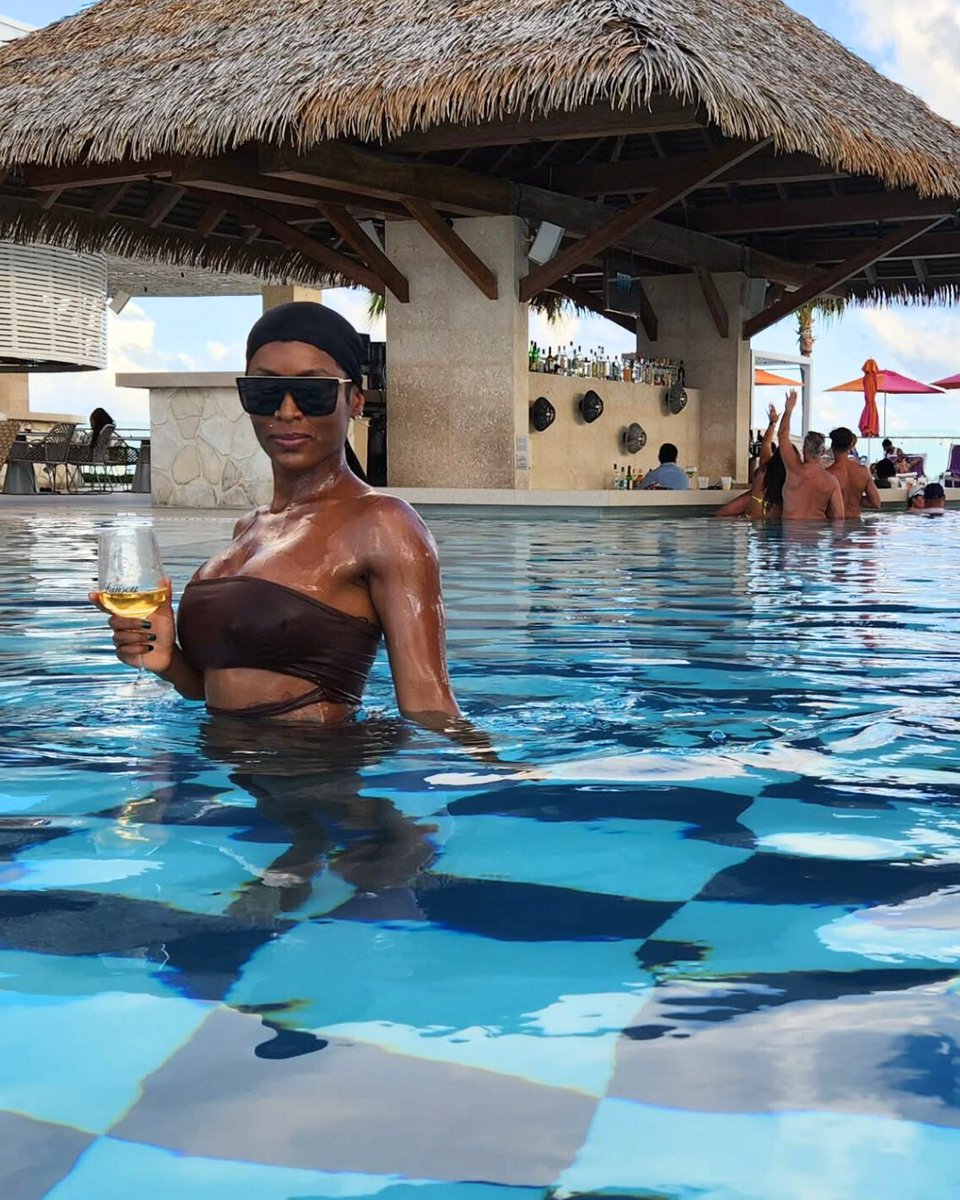 wading through the daze at #BreathlessCancunSoul making every moment yours ✨ spr.ly/6018C8dzi

💜 📸 nattsworld1983