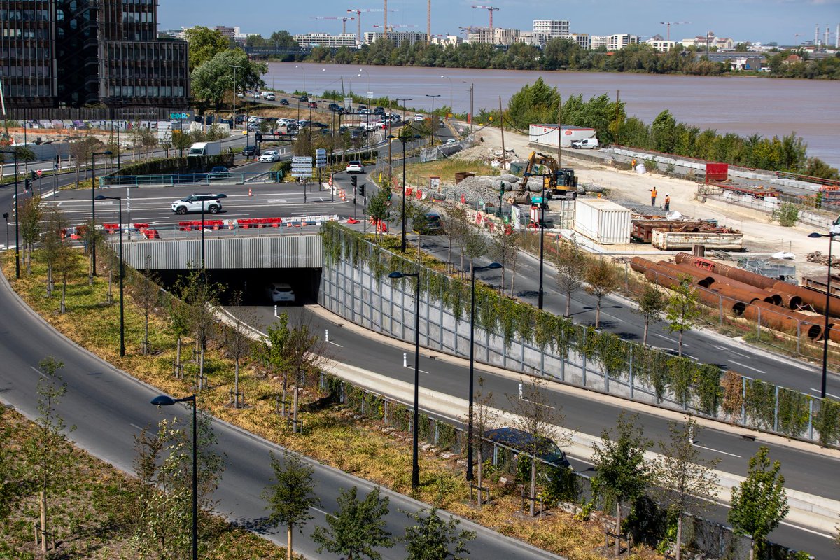 🚧✨Chantier | #TrémieSimoneVeil
📌 <a href="/Bordeaux/">Bordeaux</a> <a href="/Villedebegles/">Bègles, le village urbain</a> <a href="/BxEuratlantique/">BxEuratlantique</a> 
📆 Jeudi 11 décembre 2025 - 21h/1h

#trémie . 
⛔️ Fermeture #TrémieSimoneVeil - 2 sens
🚧 Modification marquage au sol > Rocade

⚠️N'oubliez pas, la hauteur du gabarit est limitée à 2,70m !⚠️