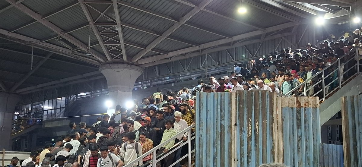 jvidyasagar's tweet image. This is the condition of the new FoB at Panvel. Only option for public to go to new Panvel and long distance train platforms. Stampede waiting to happen. @drmmumbaicr please take necessary action immediately. @rajtoday @Maha7Arindam #Panvel