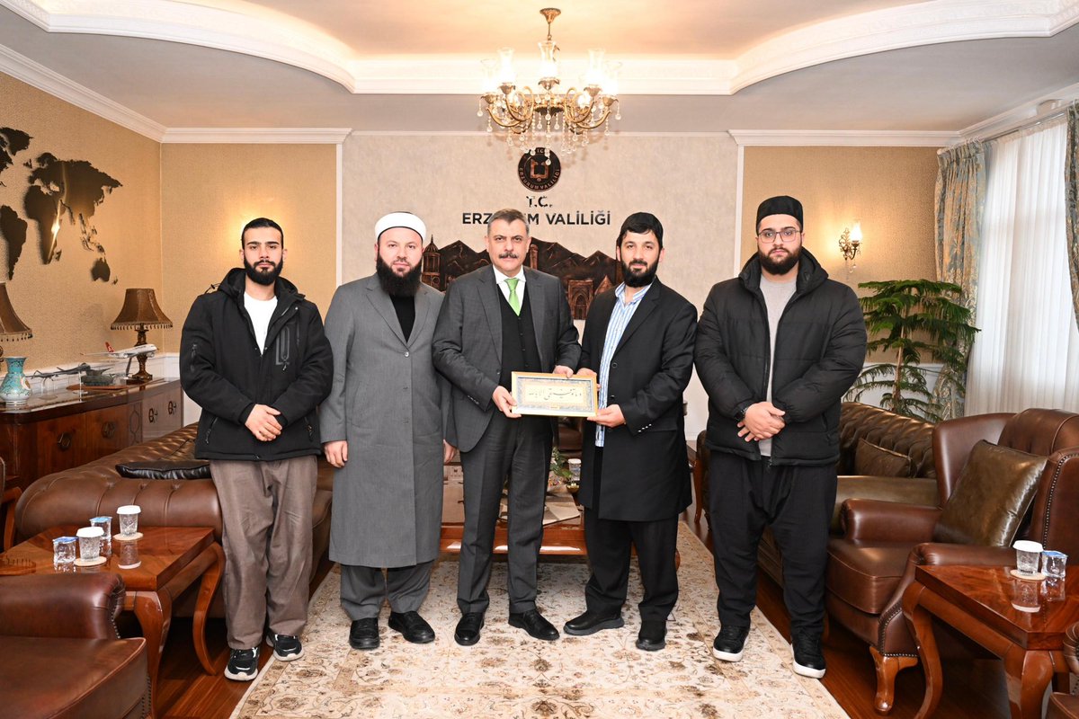 Erzurum Valimiz Sayın Mustafa Çiftçi’yi makamında ziyaret ederek ilimizde yürütülen çalışmalar üzerine verimli bir istişare gerçekleştirdik.
Nazik kabulleri ve samimi misafirperverlikleri için teşekkür ederiz.