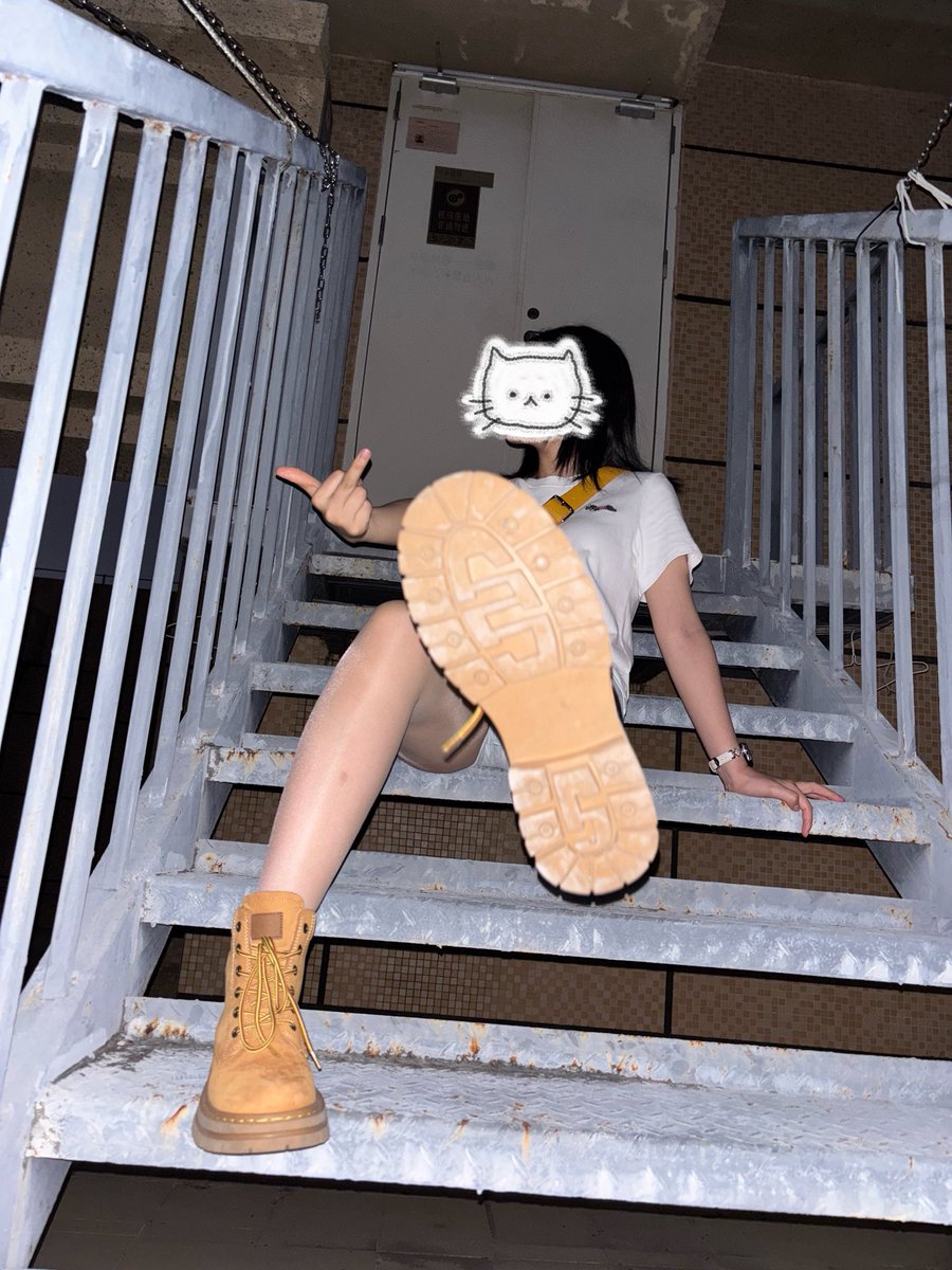 今天晚上回来的路上，有个男的张嘴就要买我的袜子，开玩笑，怎么可能这么轻易的给你，除非找个没人的地方磕一百个头，而且是要踩着你的头磕，就赏赐给你