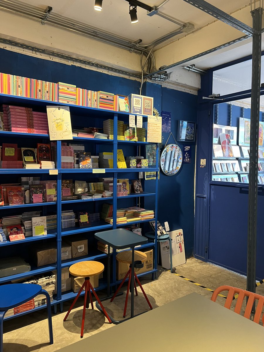 wereadthisbook's tweet image. วันนี้ไปห้องสมุด something blue มา
ร้านเล็กๆมีหนังสือให้อ่านพอสมควร
ชอบบรรยากาศนะ สงบดี แต่ร้านกันเสียงกันกลิ่นภายนอกไม่ได้เลย งงมาก
มีคนไปยืนคุยกัน+สูบบุหรี่อยู่หน้าร้าน แล้วเสียง+กลิ่นลอยเข้ามาเหมือนร้านไม่มีผนัง ยิ่งบุหรี่คือเข้ามาอวลอยู่ด้านในจนเราเวียนหัวทนไม่ไหวต้องกลับเลย