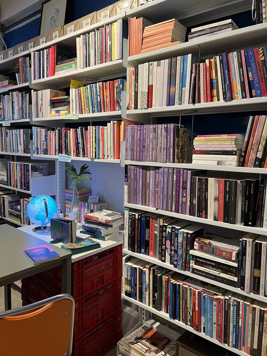 wereadthisbook's tweet image. วันนี้ไปห้องสมุด something blue มา
ร้านเล็กๆมีหนังสือให้อ่านพอสมควร
ชอบบรรยากาศนะ สงบดี แต่ร้านกันเสียงกันกลิ่นภายนอกไม่ได้เลย งงมาก
มีคนไปยืนคุยกัน+สูบบุหรี่อยู่หน้าร้าน แล้วเสียง+กลิ่นลอยเข้ามาเหมือนร้านไม่มีผนัง ยิ่งบุหรี่คือเข้ามาอวลอยู่ด้านในจนเราเวียนหัวทนไม่ไหวต้องกลับเลย