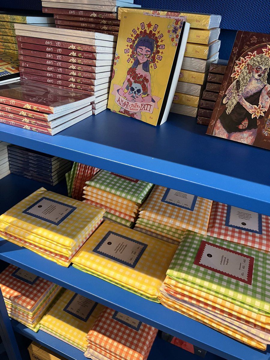 wereadthisbook's tweet image. วันนี้ไปห้องสมุด something blue มา
ร้านเล็กๆมีหนังสือให้อ่านพอสมควร
ชอบบรรยากาศนะ สงบดี แต่ร้านกันเสียงกันกลิ่นภายนอกไม่ได้เลย งงมาก
มีคนไปยืนคุยกัน+สูบบุหรี่อยู่หน้าร้าน แล้วเสียง+กลิ่นลอยเข้ามาเหมือนร้านไม่มีผนัง ยิ่งบุหรี่คือเข้ามาอวลอยู่ด้านในจนเราเวียนหัวทนไม่ไหวต้องกลับเลย