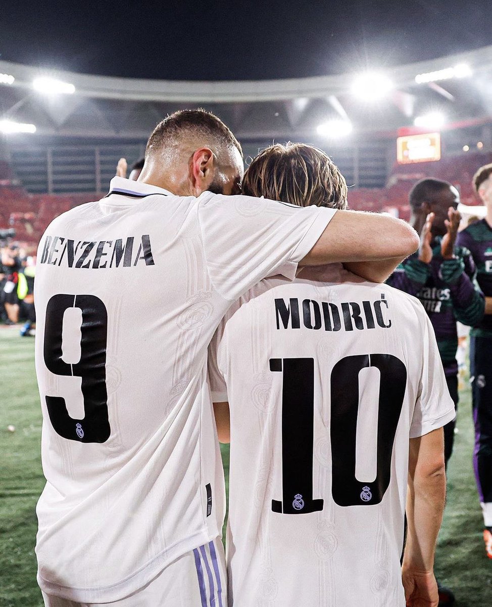 EditionMerengue's tweet photo. Karim Benzema : "Aujourd’hui au Real Madrid, il n’y a plus de joueur capable de dire quand ça ne va pas. T’as pas un joueur plus expérimenté qui peut dire à Bellingham, Mbappé ou Vinicius ce qui ne va pas. Donc c’est compliqué. 

À mon avis, l’entraîneur le dit, mais d’une autre manière. Parce qu’aujourd’hui le foot… franchement c’est très compliqué."

[@lequipe via @lnstantFoot]