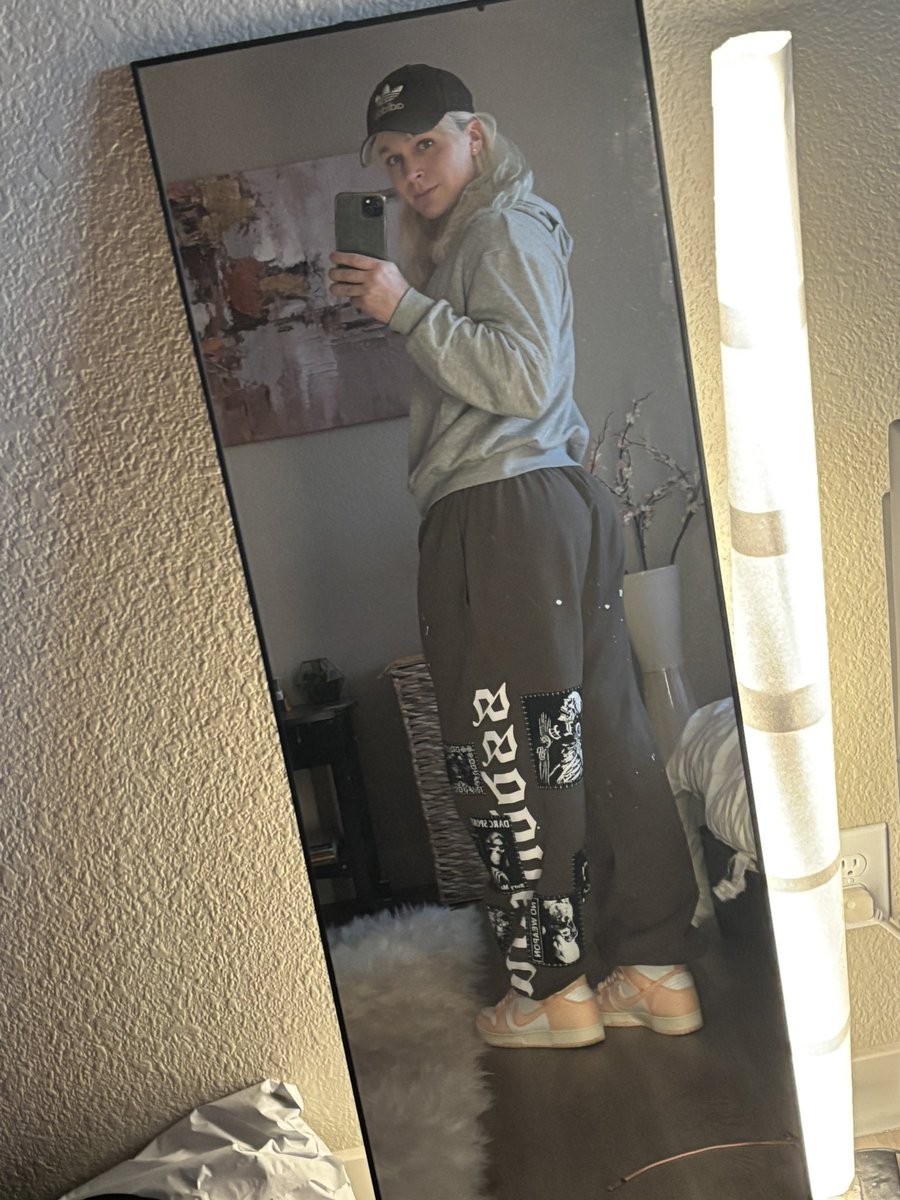 Cozy fit for a day in the recording studio 🖤
#femboy #ootd #femboysfw #fitcheck #streetwear