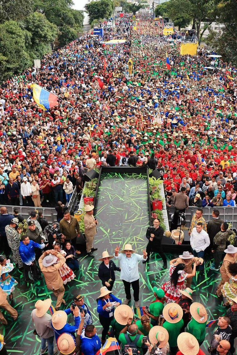 A sea of people standing with Maduro, and a sea of headlines pretending they don’t exist