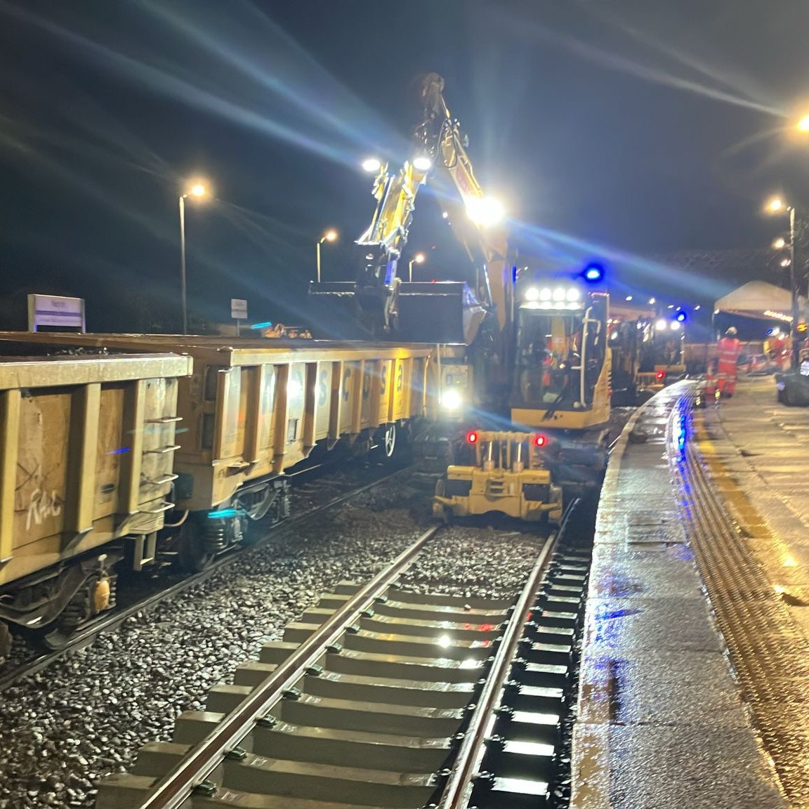 networkrailwest's tweet photo. 🦺We've completed five days of round-the-clock work in West Cornwall to help make the railway more reliable

🏗️1,200 yards of new track, sleepers and ballast was laid near Redruth

🛤️And 300 yards of new track was installed outside Camborne https://t.co/KsDWTA2k8o