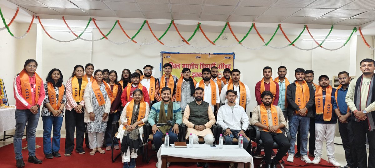 ABVPREWA's tweet photo. अभाविप रीवा के माखनलाल चतुर्वेदी राष्ट्रीय पत्रकारिता एवं संचार विश्वविद्यालय, रीवा परिसर की सत्र 2025-26 की नवीन कार्यकारिणी की घोषणा की गई, जिसमें प्रमुख रूप से रीवा विभाग संगठन मंत्री श्री प्रभात तिवारी जी, जिला संयोजक पशुपति नाथ पाण्डेय जी उपस्थित रहें।💐🚩

#abvpmkrewa https://t.co/N5pS5cmUzw