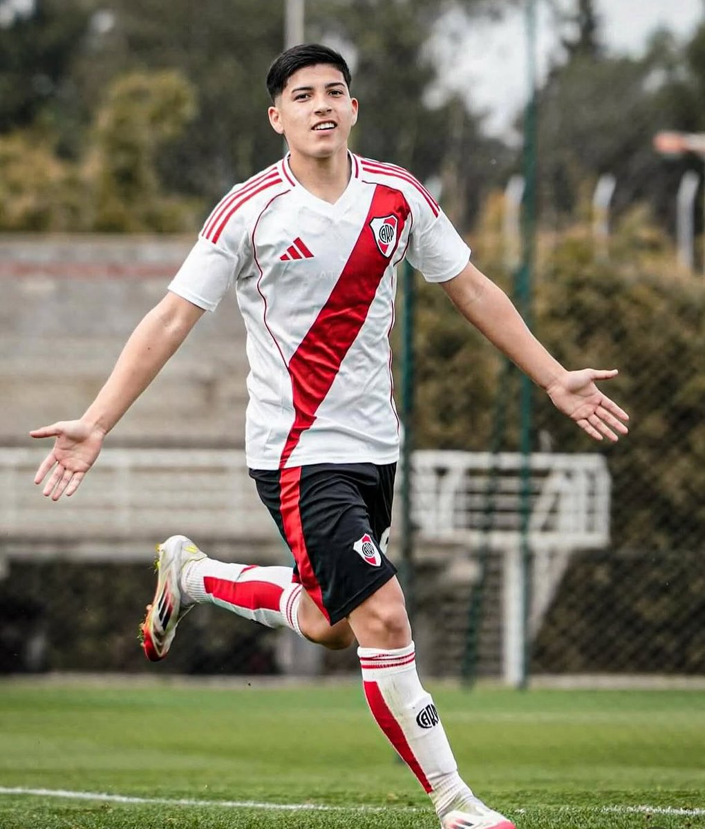 35 goles en 29 partidos de 2025, entre ellos a Barcelona e Inter Milán. Juega bien de espaldas, trabaja en la presión. Es un animal.

Brunito Cabral.