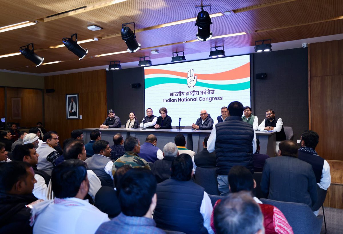 AnilYadavINC_'s tweet photo. आज इंदिरा भवन में “वोट चोर-गद्दी छोड़” रैली तैयारी के लिए महत्तवपूर्ण बैठक को राष्ट्रीय महासचिव, हम सबकी नेता दीदी @priyankagandhi जी एवं संगठन महासचिव श्री  वेणुगोपाल जी ने संबोधित किया। 

साथ में यूपी प्रभारी महासचिव श्री अविनाश पांडे जी , अध्यक्ष श्री अजय राय जी, राष्ट्रीय सचिव बड़े-भाई @dgurjarofficial जी, भाई श्री @Narwal_inc जी @AlamTauquirJNU जी श्रीमती आराधना मिश्रा जी और ब्रज और पश्चिम उत्तर प्रदेश के वरिष्ठ नेता और जिला-शहर अध्यक्ष मौजूद रहे।