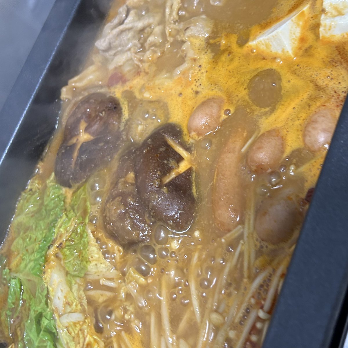 gaac_aa30's tweet photo. この間お家で鍋して、タルト食べて、彼女を隅っこに追いやって寝た。

どうしてもタルトが食べたいって言ったら買ってきてくれた。感謝。 https://t.co/f3NWSwLknN