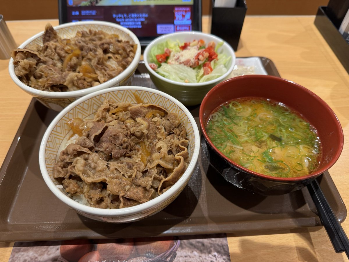 タッチパネルで間違えて注文した?‍♂️ 店員さん：お待ちどうさまです 