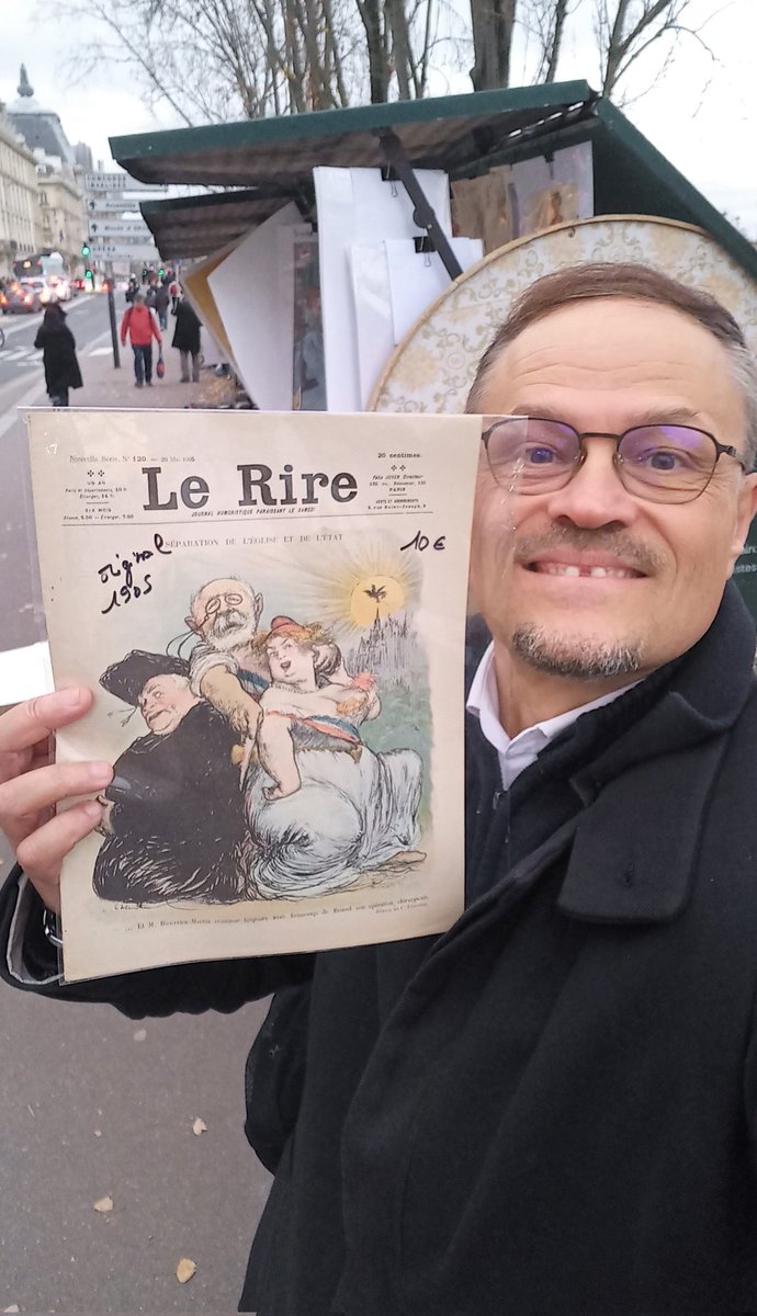 Tout juste de retour du #BurkinaFaso, lors de ma 1ère ballade parisienne de ce mois de décembre, du côté des #bouquinistes du quai de Seine, merveilleuse trouvaille avec cet exemplaire original de "Le rire" (n*120), histoire de fêter dignement les 120 ans de la #LoiDe1905 #Paname
