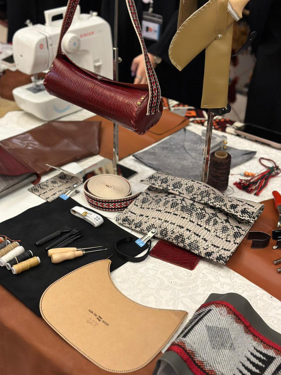 jopnu3's tweet photo. سعدت بالمشاركة في فعالية تاريخ الحرف اليدوية أصالة واستدامة في جامعة الأميرة نورة بنت عبد الرحمن كانت فرصة مميزة للتعرف على تراث الحرف السعودية ودورها في إبراز الهوية الثقافية للمملكة جاءت هذه المشاركة ضمن متطلبات مقرر النقل السياحي وأسهمت في توسيع معرفتي بأهمية الحرف اليدوية https://t.co/5Som3dKYsl